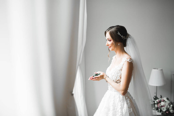 Luxury wedding bride, girl posing and smiling with bouquet - Foto, Bild