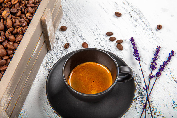 Glas aromatischen Ristretto-Kaffees mit Rauch. Kaffee auf dem Tisch im Café. - Foto, Bild