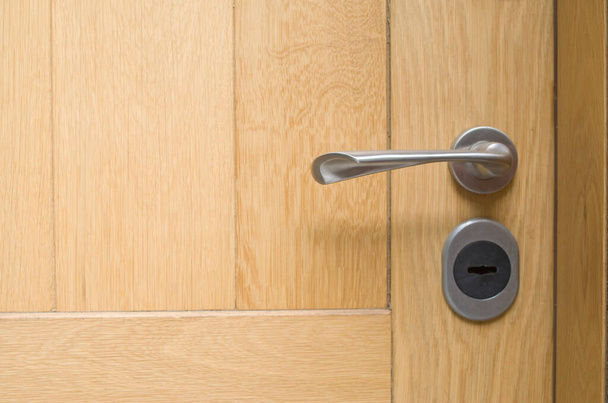 New lock on a wooden door closeu - Foto, afbeelding
