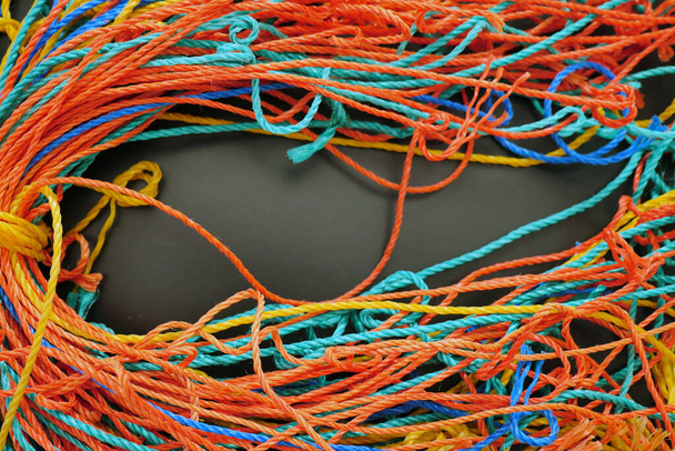 Farbige Wäschefäden, farbige Seile, viele farbige Fäden, - Foto, Bild