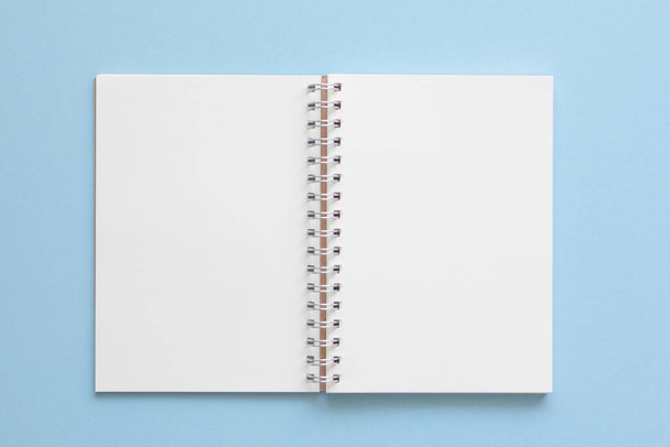 Λευκό σημειωματάριο σε μπλε παστέλ φόντο.minimal στυλ. - Φωτογραφία, εικόνα