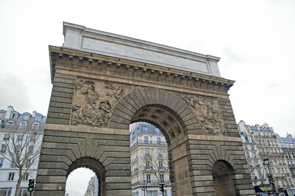 Сен-Мартен (Париж, Франция). Старое здание с выходом в столицу
 - Фото, изображение