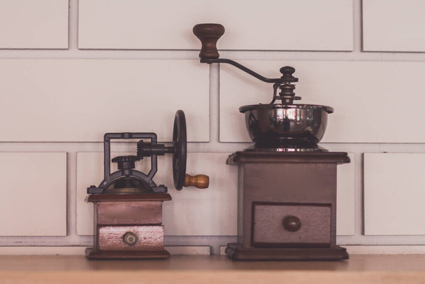 régi kávé daráló fehér háttér - Fotó, kép