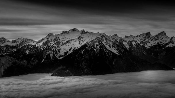 Alppien maisema huiput lumen ja pilvien peitossa. Rochers de Naye, Sveitsi. Rauhallisuus ja idyllinen maisema. - Valokuva, kuva