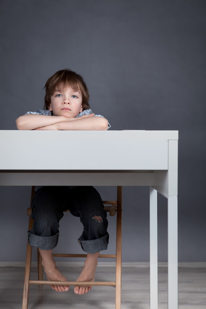 Thinking student sitting at desk - Foto, Bild