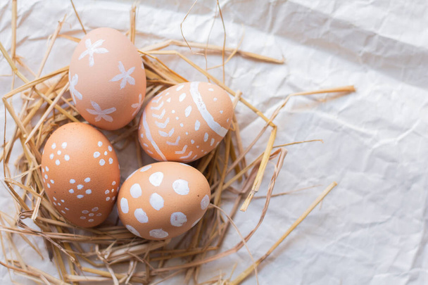 пасхальные яйца в корзине на деревянном фоне - Фото, изображение