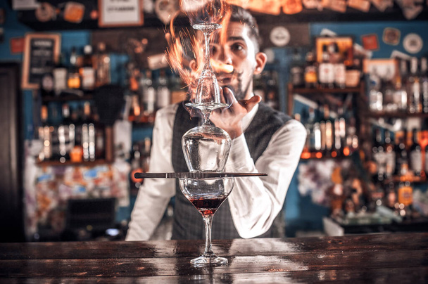 Barman prepara un cocktail nel pothouse - Foto, immagini