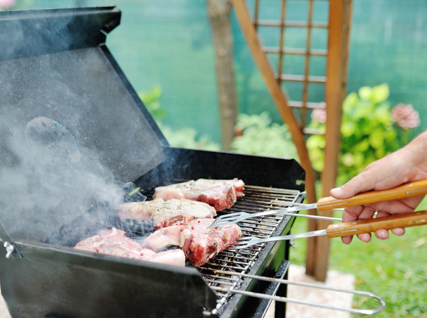 vlees voor een barbecue buitenshuis - Foto, afbeelding