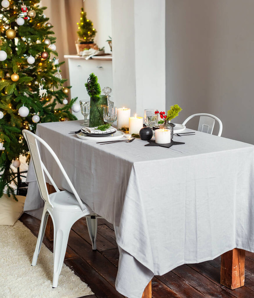 Mesa servida para jantar de Natal na sala de estar. Lareira e árvore de Natal no fundo - Foto, Imagem