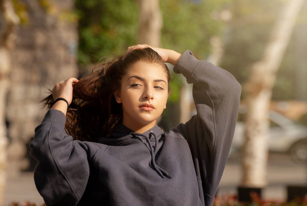 Close-up portret van een mooi tienermeisje in Tbilisi. Hoofdstad van Georgië. - Foto, afbeelding