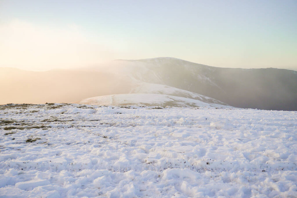冬の山の風景で美しい夕日。スキー場。冬のグリーティングカード。明けましておめでとうございます - 写真・画像