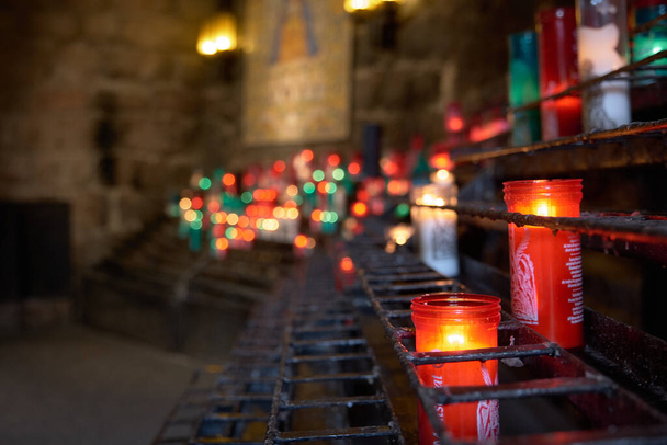 Τόπος προσευχής για να μπορέσεις να βάλεις μερικά κεριά και να προσευχηθείς - Φωτογραφία, εικόνα