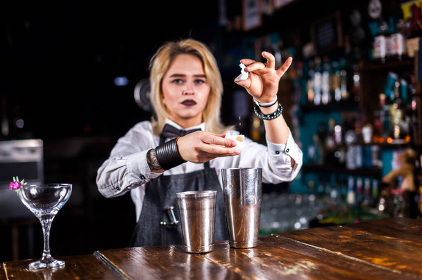 Chica barman inventa un cóctel en la casa pública - Foto, imagen