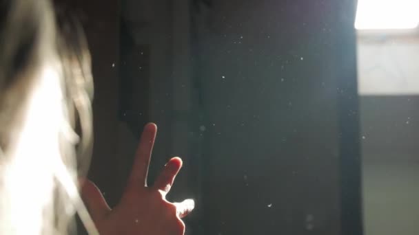 女の子の手の日光 - 映像、動画