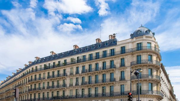 Paris, typische Fassaden und Straßen, schöne Gebäude im Zentrum - Foto, Bild