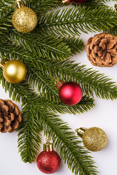 Рождественская композиция Красочные украшения, безделушки и еловые иголки, вид сверху - Фото, изображение