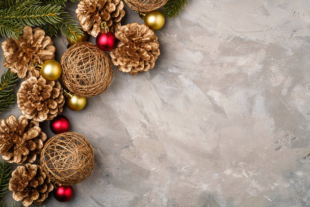 Composition de Noël. Ornement doré, cônes de pin et aiguilles de sapin décorations. Espace de copie - Photo, image