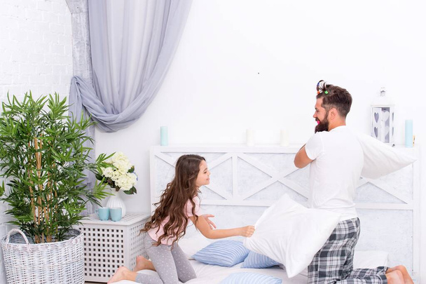 celebrate fathers day. playing together in free time. funny hair styling. entertainment. father and daughter having fun. kid and dad fighting with pillows. happy family day - Foto, imagen