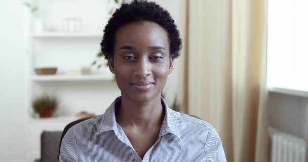 Portrét africký americký obchod žena roztomilá dáma student modelu zubatý úsměv v domácí kanceláři vnitřní, krásná žena výkonný těší úspěšnou kariéru při pohledu na kameru, šťastný černošky žena gace - Záběry, video