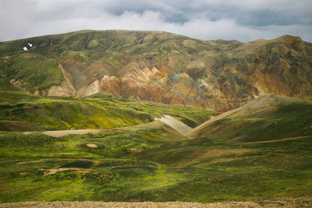 Zelené a hnědé stráně v Rainbow Mountains, Island - Fotografie, Obrázek