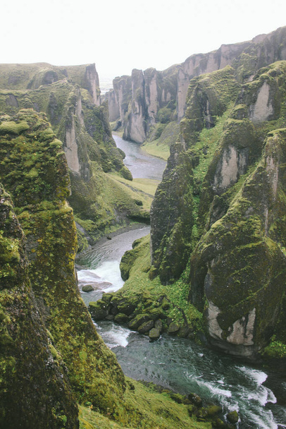 アイスランドの渓谷にある川 - 写真・画像