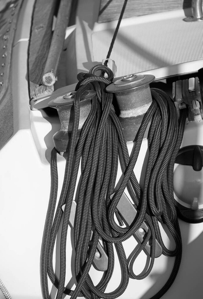 Italy, Sicily, Mediterranean Sea, Marina di Ragusa (Ragusa Province); winch and nautical ropes on a sailing boat in the port  - Fotoğraf, Görsel