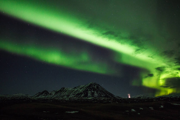 Βόρειο φως πάνω από το βουνό, Ισλανδία - Φωτογραφία, εικόνα