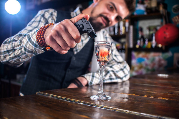 Barman mescola un cocktail al bar - Foto, immagini