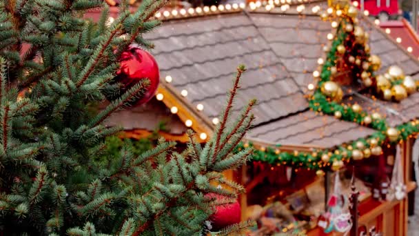 Decoração de árvore de Natal, bugigangas no mercado em Wroclaw, Polônia - Filmagem, Vídeo