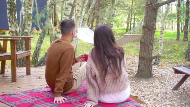 Família feliz de dois no terraço no outono - Filmagem, Vídeo