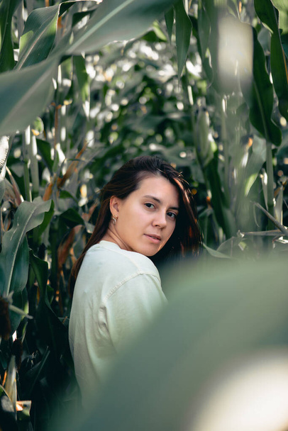 portrét krásné ženy v kukuřice kopírovat prostor - Fotografie, Obrázek