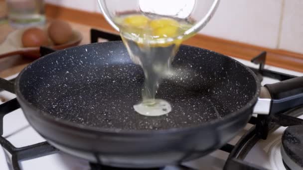 Gotowanie pyszne jajecznicę. Prosta koncepcja przygotowania żywności domowej roboty - Materiał filmowy, wideo