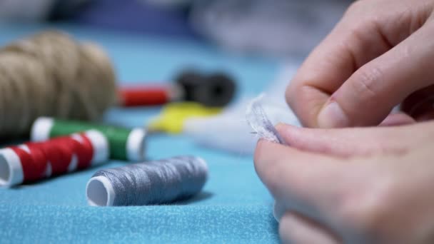 Руки Teenage Sew Fringe on Fabric with Needle and Thread. Рука зроблена. Круто - Кадри, відео