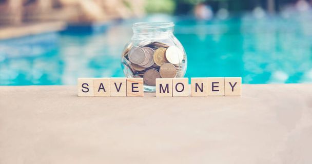 Munten in glazen pot voor geld te besparen financieel concept. Geld besparen voor de toekomstige concepten. - Foto, afbeelding