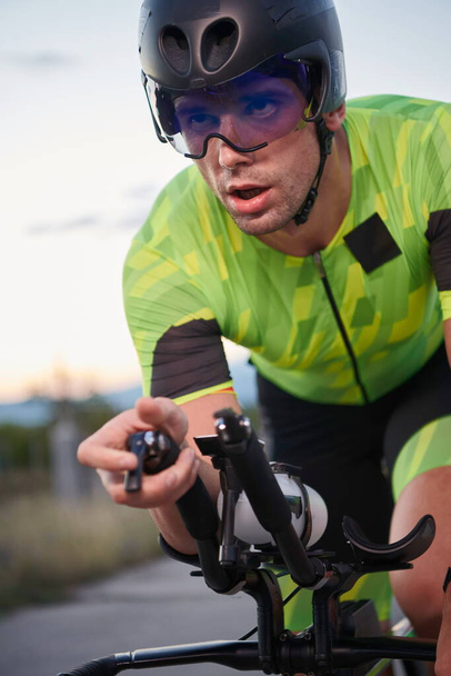 triatlón atleta montar una bicicleta - Foto, Imagen