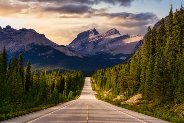 Estrada panorâmica nas Montanhas Rochosas Canadenses - Foto, Imagem