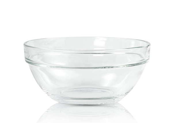 Transparente Glasschale isoliert auf weißem Hintergrund, mit Clipping-Pfad - Foto, Bild