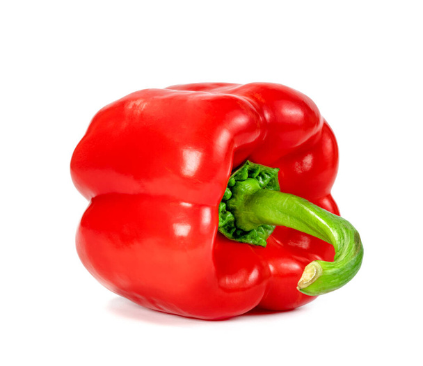 κόκκινη γλυκιά πιπεριά πιπεριά κομμένη σε φέτες απομονώνονται σε λευκό φόντο - Φωτογραφία, εικόνα