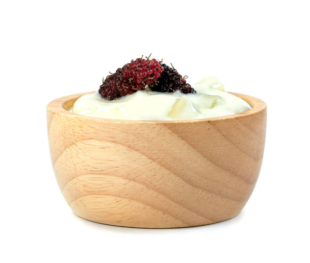 jogurt s nata de coco holandsko a moruše ovoce v dřevěné míse izolované na bílém pozadí  - Fotografie, Obrázek