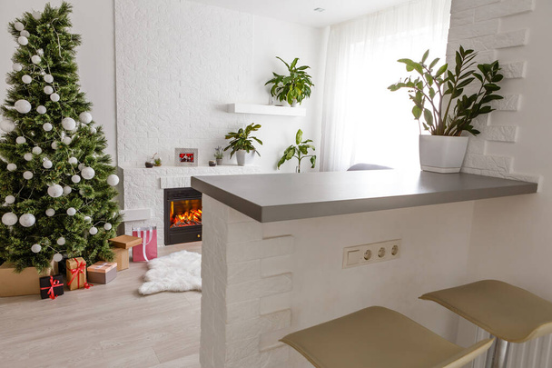 暖炉とクリスマスツリーにリビングルームのプレゼント - 写真・画像