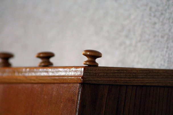 supports à cordes sur vieux meubles en bois - Photo, image