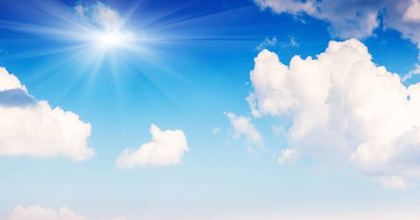 Μπλε ουρανό φόντο με σύννεφα και ήλιο - Φωτογραφία, εικόνα