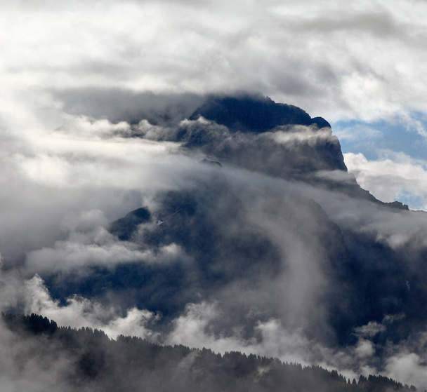 вид на горную вершину, скрытую облаками - Фото, изображение