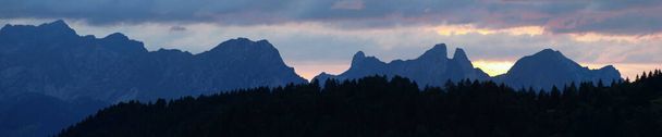 panorámás kilátás a hegyre és a hegyekre naplemente fényben - Fotó, kép