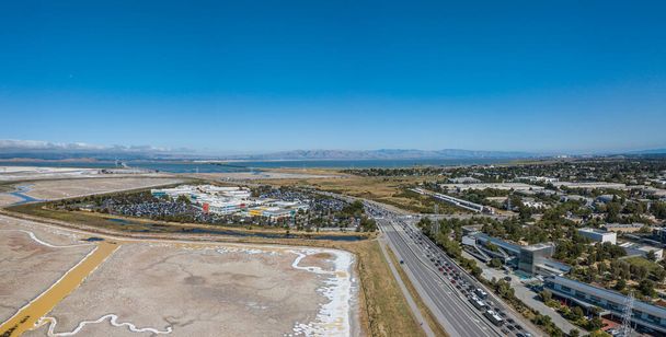 Facebook HQ main Campus panorama з будівництвом 20 дахів садів і корпоративних фірмових блакитних велосипедів, розташованих в Кремнієвій долині, Менло Парк, Каліфорнія, 2020 рік - Фото, зображення