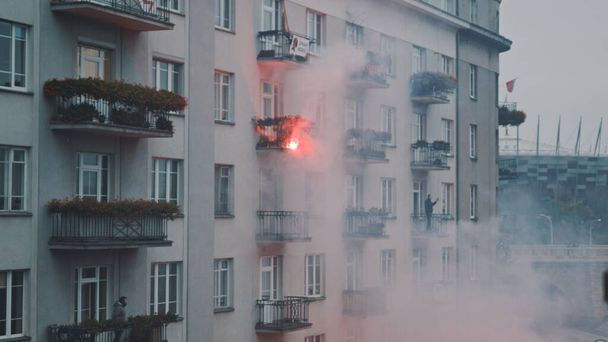 Дым, выходящий из квартиры, горит. авария и катастрофа - Фото, изображение