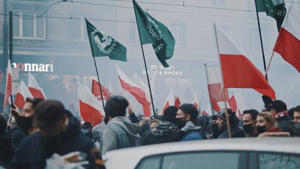ポーランド・ワルシャワ2011年11月11日 – ポーランド独立102周年を記念して街を行進する人々の群衆 - 写真・画像