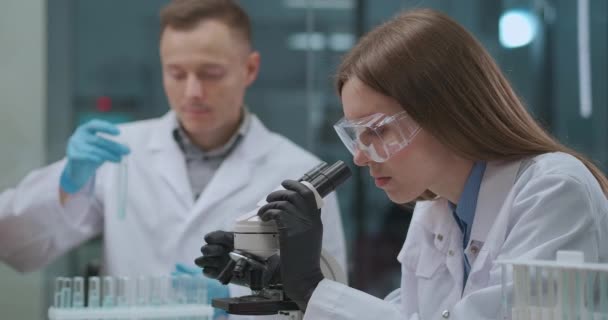 ομάδα επαγγελματιών υγείας εργάζεται στο ερευνητικό εργαστήριο του επιστημονικού ιδρύματος, άνδρες και γυναίκες χημικοί και νοσηλευτές - Πλάνα, βίντεο
