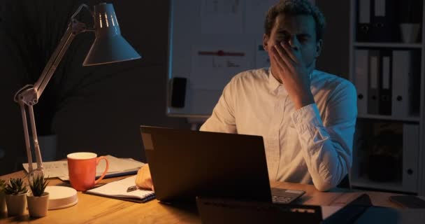 Ospalý podnikatel pracující dlouho do noci v kanceláři - Záběry, video