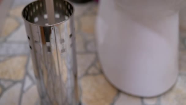 Weibliche Hand nimmt weiße Toilettenbürste aus Chromkolben. Nahaufnahme - Filmmaterial, Video